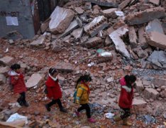 郑州一城中村拆迁堵路 小学生爬废墟上学