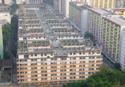 上海太太到香港震惊了 一间小房住满一家人