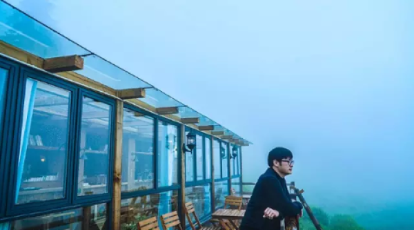 30岁小伙辞职后玩爆改 600米荒山建房被赞疯