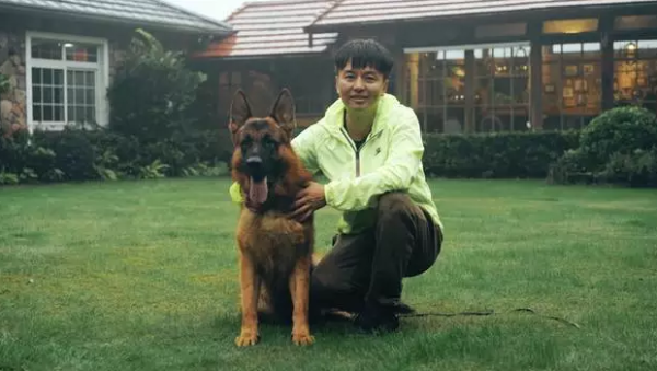 为心爱的姑娘 小伙10年改荒山成豪华庄园