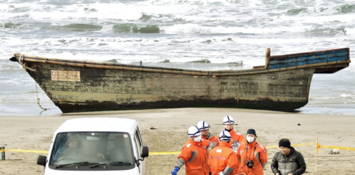 日本海岸现幽灵船 部分腐烂发出恶臭