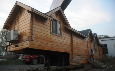 山东男子10余万造“别墅房车”