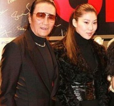 谢贤与女友复合 网友:活得比小年轻都潇洒