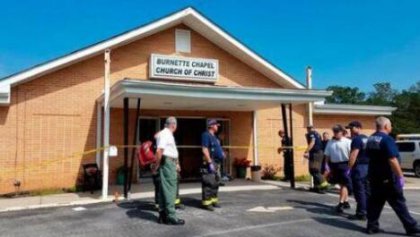 һ����ͣ����ǹ��     ����һ��Ů������������һ�����ˡ�