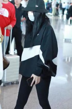 李小璐现身机场大腿粗壮胖一圈,网友表示:要减肥。