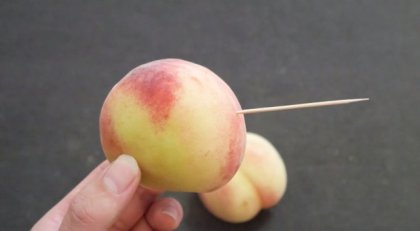 桃子上插牙签竟会如此神奇,活了几十年才知道,涨知识了