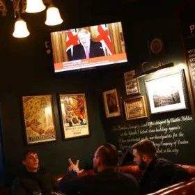 英国首相下令关闭餐厅和酒吧 这举动被英国媒体称为英国史上首次