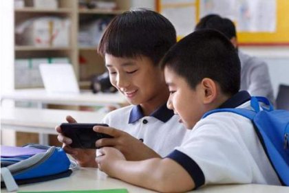 学校回应学生上课玩手机被退学，为遏制学生玩手机成瘾