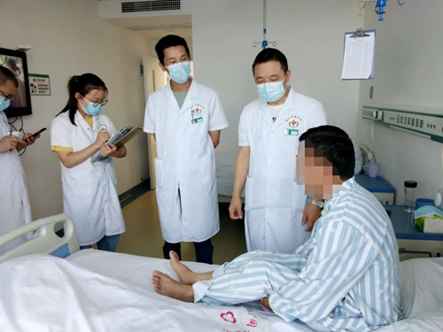 潘运华查房2.jpg
