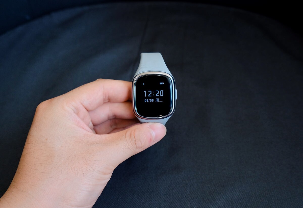 带上这个手环 iphone 也能变身双卡双待